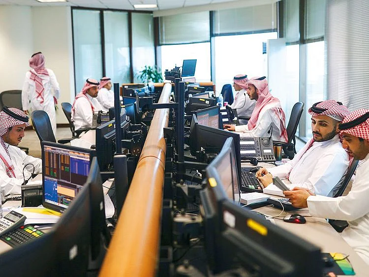 Traders at Alawwal Bank in Riyadh