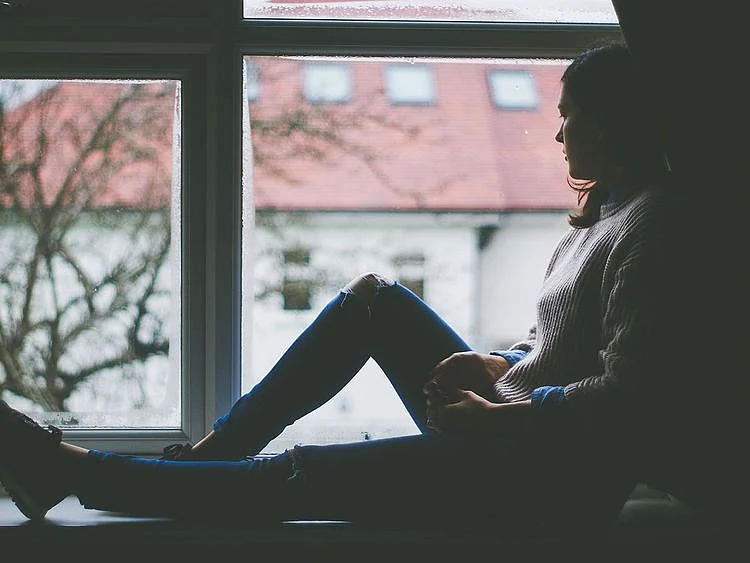 Woman sad alone 190102