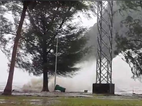 Thousands of tourists flee Thai islands as storm Pabuk approaches