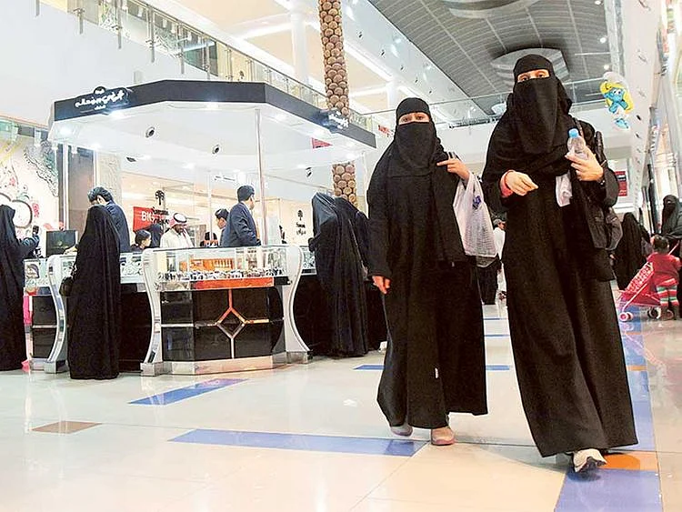 1.1924376-1932916625 saudi women
