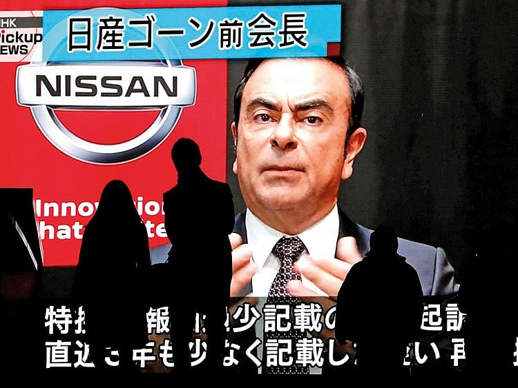 A street monitor broadcasts news about Carlos Ghosn in Tokyo
