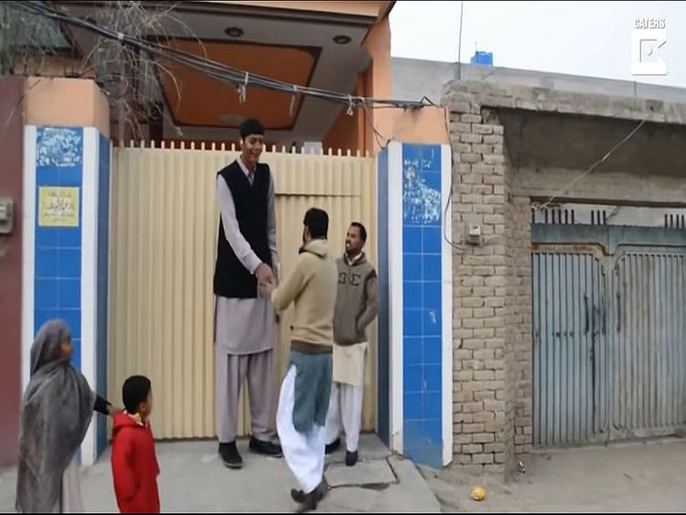 Tallest man in Pakistan greets people