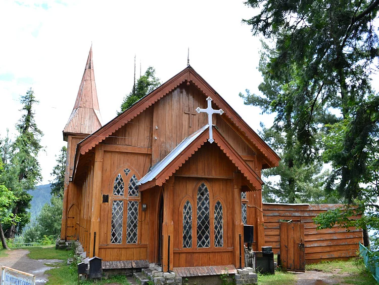 RDS_190124-Muslim-family--Church-1548338537199