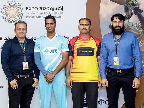 Misbah-ul-Haq (right) and Virender Sehwag (left) presented awards for the best bowler and best batsman after the final.