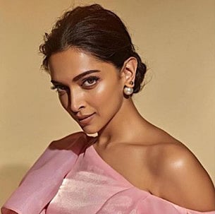 Hot-Deepika-Padukone-1549012236239