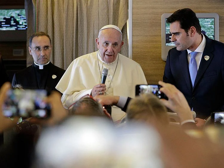 190203 pope francis journalist