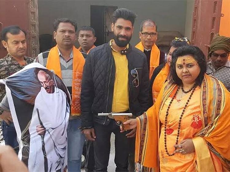 Pooja Shakun Pandey was filmed shooting the effigy 20190206