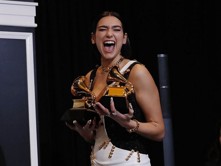 tab-Dua-Lipa--winning-Grammy-1549862885660