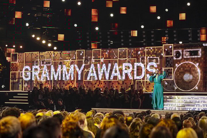 tab-GRAMMYS-350-LA-1549958912155