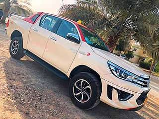 Now hop on a 4x4 cab for your ride to Hatta in Dubai