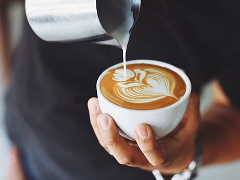 Whether it’s for your desk, a quick meeting, or even a weekend work-from-home session, we’ve rounded up the 5 best portable coffee makers in the UAE for 2025 to keep you energised and caffeinated.