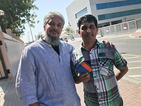 Left is Arshad SM, right is Hashim VK, the watchman who returned his wallet. 