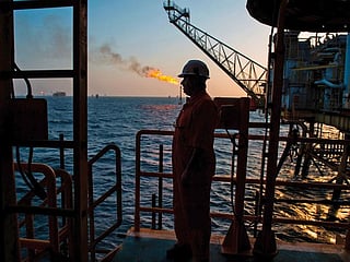 US sanctions broker, businesses for Iran oil smuggling