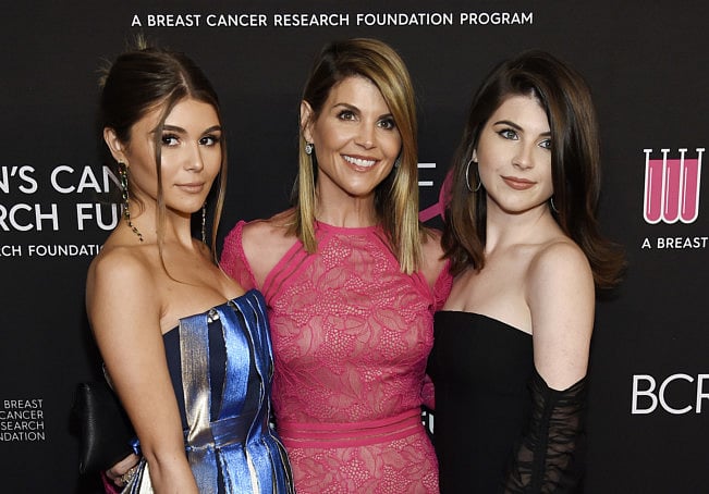 tab-Lori-Loughlin-with-her-daughters-1552463715003