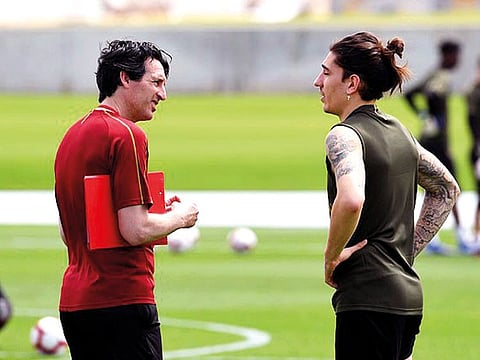 Arsenal coach Unai Emery (left) put his boys through warm-weather training in Dubai yesterday after the team landed late on Thursday.