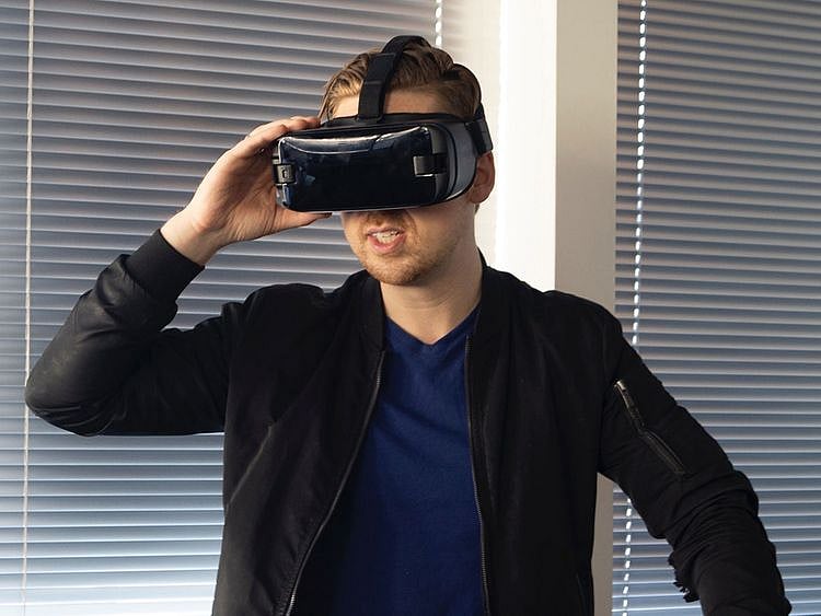 VR headset