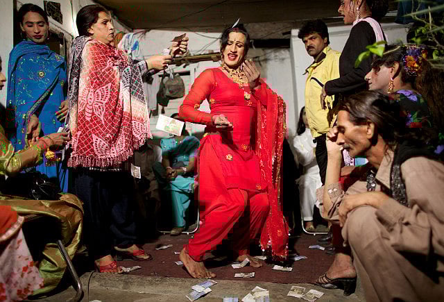 Most-transgender-in-Pakistan-earn-living-by-dancing-1554201241110