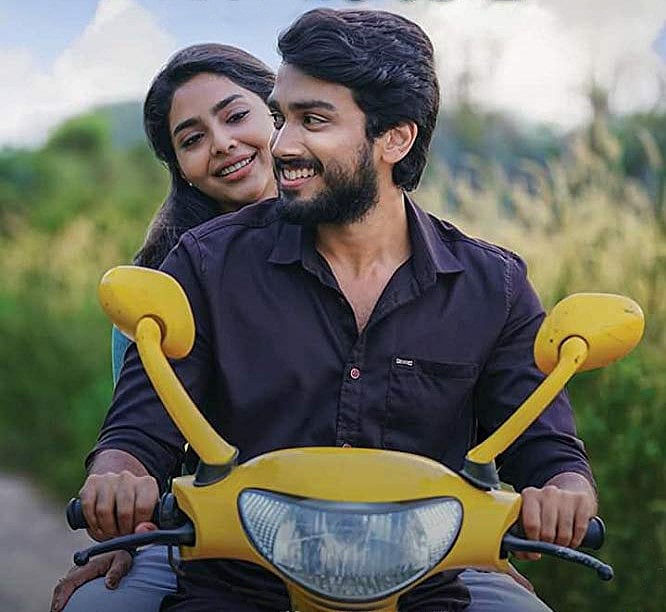tab-Kalidas-Jayaram-and-Aishwarya-Lekshmi-in-Argentina-Fans-Kaattoorkadavu-(2019)-1554284888775