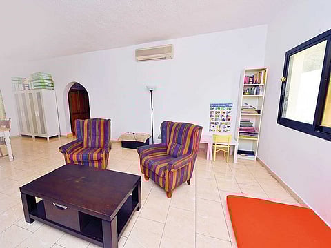 Jana  Zille's sitting hall - a minimalist and use only 30 pieces of clothing and very little furniture. 