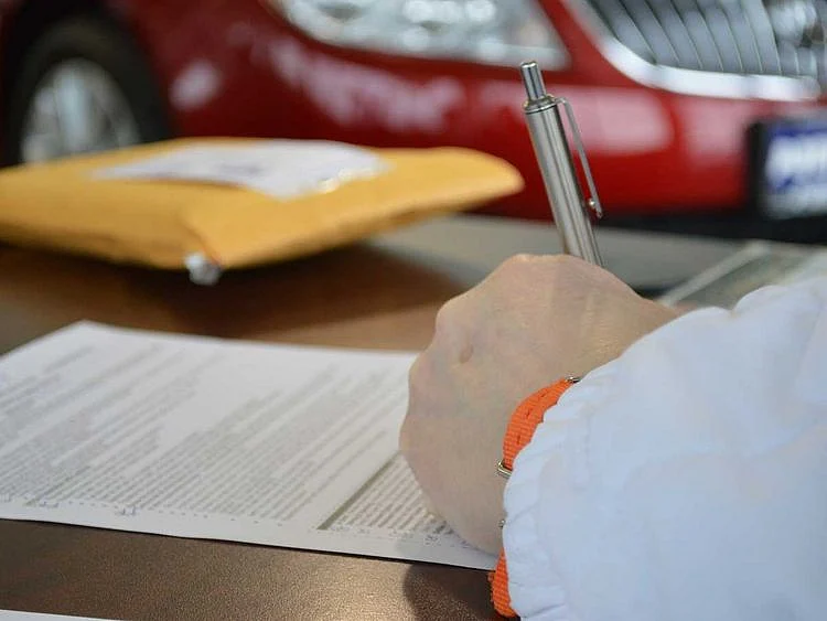contract-945619_1920 car loan contract
