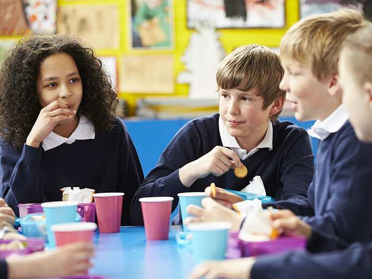 OPN_190418-Students-lunch-_P2-1555594363422