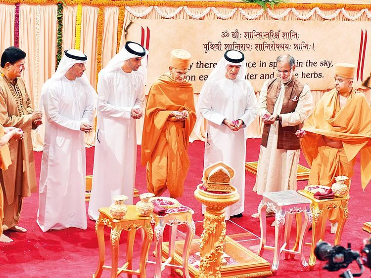 Mahant Swami Maharaj and other priests
