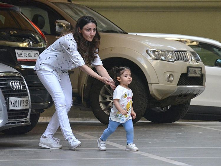 tab-Soha-Ali-Khan-with-daughter-Inaaya-(2)-1555921296867