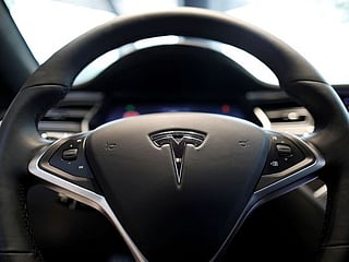 Tesla pushes forward on autonomous driving with new computer chip