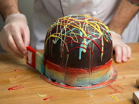 Simple steps to decorate a cake