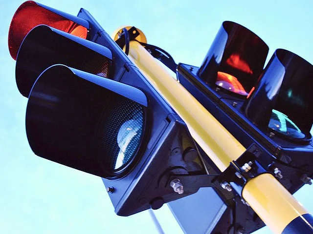 UAE Traffic Light Guide Avoid Fines And Stay Safe At Intersections uae-traffic-light-guide-avoid-fines-and-stay-safe-at-intersections