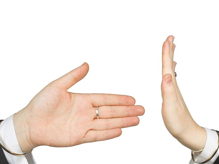 RDS_190501 Handshake ban