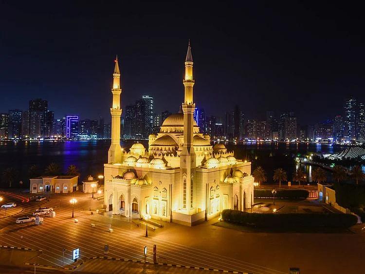 Al Noor mosque at Sharjah Buhairah Corniche