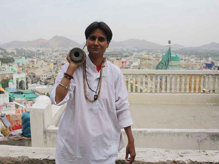 Fauzia Khan carrying the small cannon on her shoulder - Photo Credit - NILIMA PATHAK-1557310786740