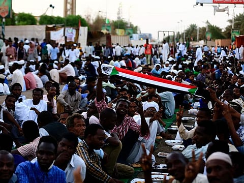 Sudanese muslims gather to break their fast outside the military headquarters in Khartoum in the capital Khartoum on May 20, 2019. Sudan’s army rulers and protesters resume talks Monday to finalise the makeup of a new ruling body after overnight negotiations remained deadlocked following a “dispute” over who should lead it. 