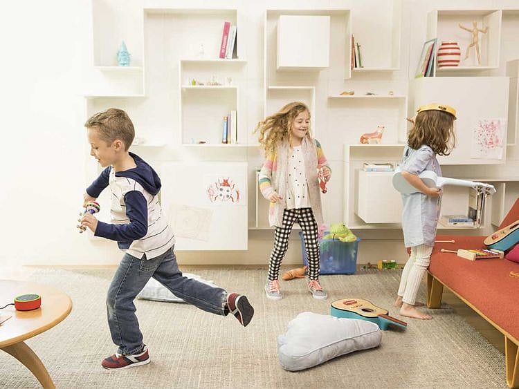 190524 children playing with alexa