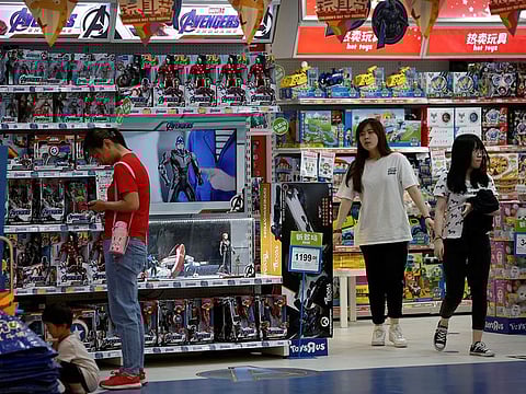 Smartphone-equipped shoppers often feel as though they’re better equipped with product knowledge than the store associates, according to a recent report