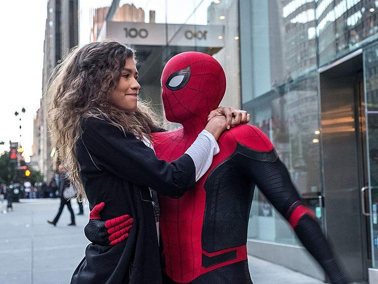 tab Zendaya and Tom Holland in Spider-Man Far From Home (2019)-1559028807982