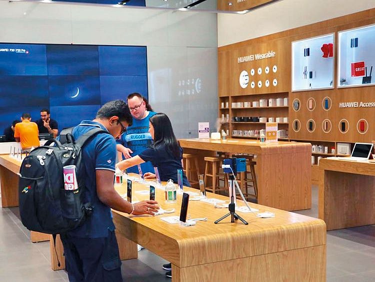 BUS-190602-HUAWEI-DUBAI-MALL1-(Read-Only)