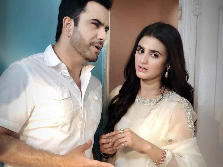 Junaid Khan and Hira Mani on the sets of MAKAFAAT-1559550610549