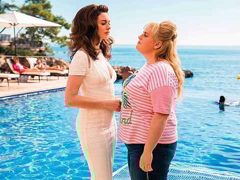 Anne Hathaway and Rebel Wilson in ‘The Hustle’.