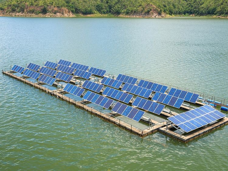 NAT STOCK  floating solar panels1-1560092031987