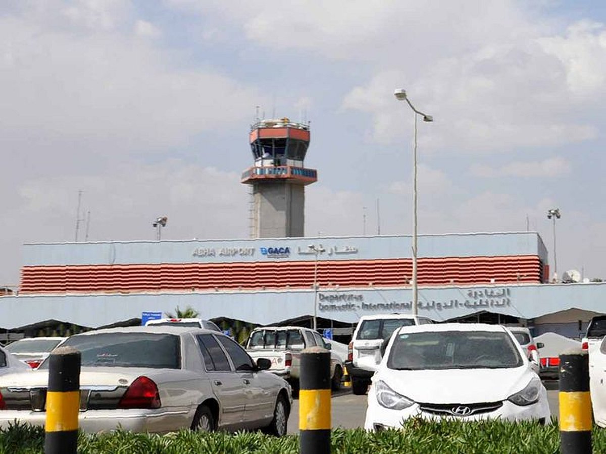 Abha Flughafenangriff führt zu zweitägigen Flugstornierungen, während Kanada, UK und die USA ihre Reisewarnungen für Saudi-Arabien verschärfen. Abha Flughafenangriff führt zu zweitägigen Flugstornierungen, während Kanada, UK und die USA ihre Reisewarnungen für Saudi-Arabien verschärfen.