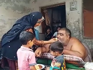 Pakistan’s ‘heaviest’ man taken to hospital for treatment