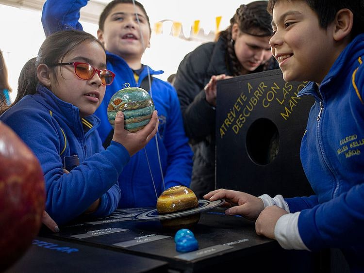 Chile_Eclipse_Blind_Children_71471