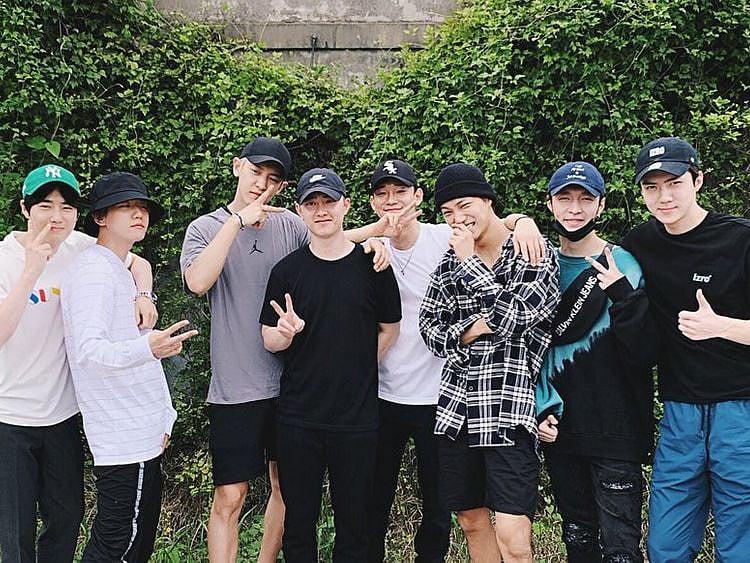 D.O with EXO members-1562417494597