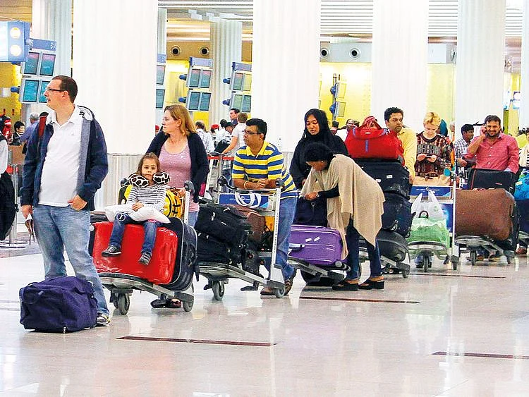 NAT-190706-AIRPORT-RUSH-1-SUMMER-(Read-Only)