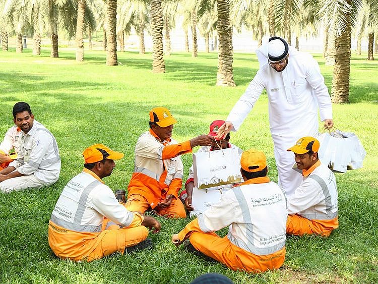 NAT 190801 SRERD contributes 200 bags, meals to municipal workers-1564679096969