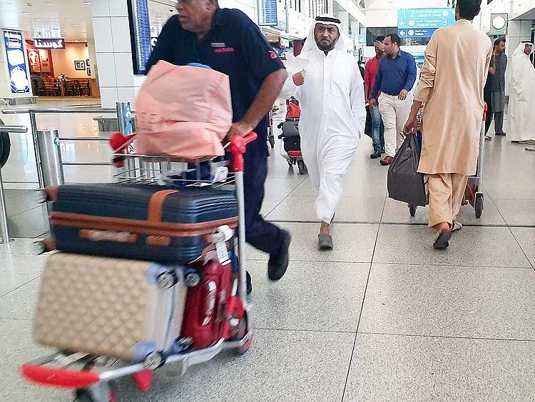 190809 passengers at Dubai Airport