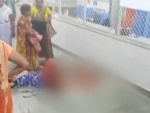 A woman was forced to deliver her child in the corridor of Ram Manohar Lohia Hospital.