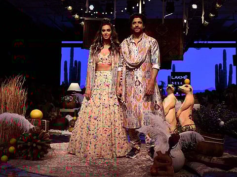 Indian Bollywood singers, actors Shibani Dandekar (L) and Farhan Akhtar (R) present a creation by designer Payal Singhal at Lakme Fashion Week (LFW) Winter Festive 2019 in Mumbai on August 21, 2019.  - XGTY / RESTRICTED TO EDITORIAL USE
 / AFP / Sujit Jaiswal / XGTY / RESTRICTED TO EDITORIAL USE